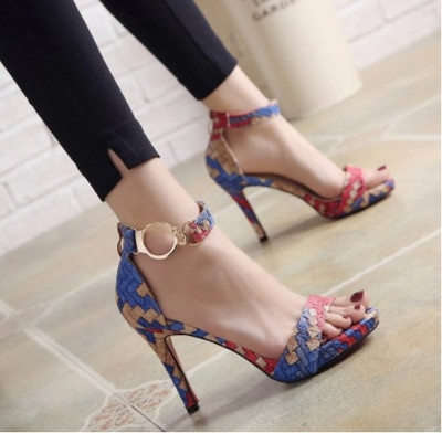 Vékony magassarkú dombornyomott szandál pánttal két színben