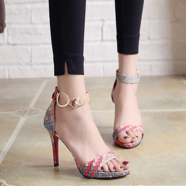Vékony magassarkú dombornyomott szandál pánttal két színben