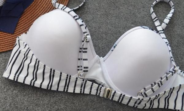 Női fürdőruha fehér színben, két részes virágmotívummal és csíkokkal