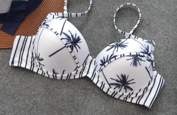 Női fürdőruha fehér színben, két részes virágmotívummal és csíkokkal