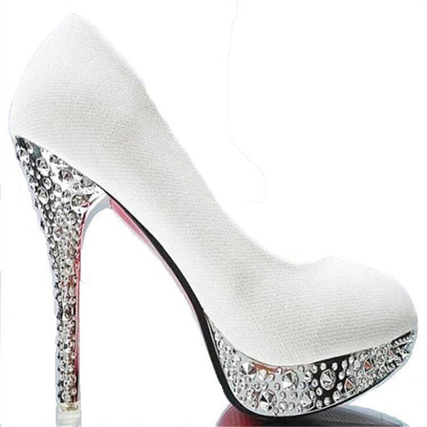 Cipő kövekkel a magas sarkú platformon