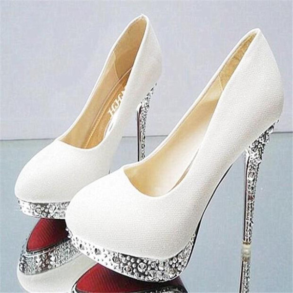 Cipő kövekkel a magas sarkú platformon