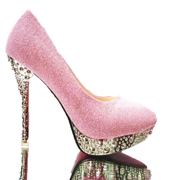 Cipő kövekkel a magas sarkú platformon