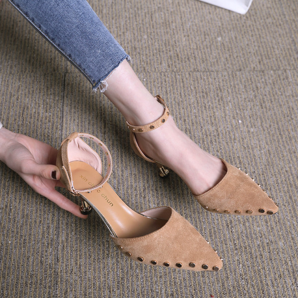 Női velúr cipő magas sarkú fém lyukakkal