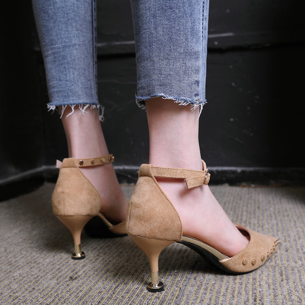 Női velúr cipő magas sarkú fém lyukakkal