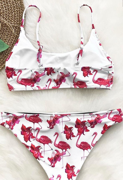 Modern kétrészes női fürdőruha fehér színben, mintával