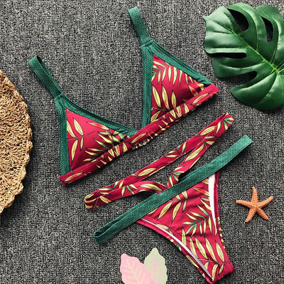 Kétrészes női fürdőruha szalagokkal és színes nyomattal