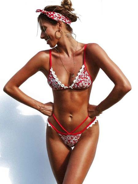 Modern kétrészes fürdőruha piros színben, hímzéssel és virágmotívummal