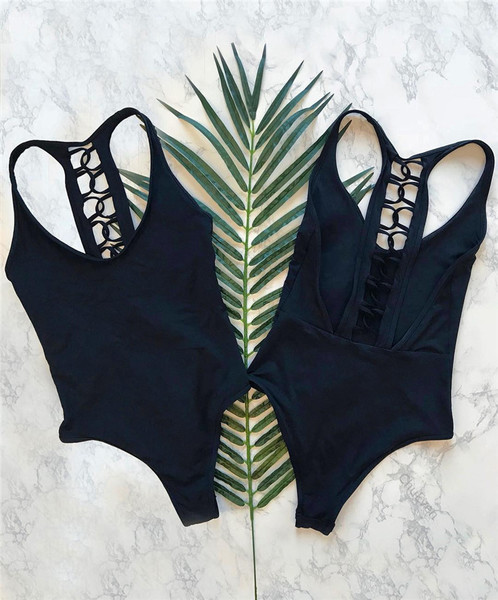 Teljes fürdőruha hölgyeknek fekete ruhában, mutatós háttal