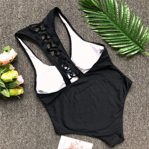 Teljes fürdőruha hölgyeknek fekete ruhában, mutatós háttal