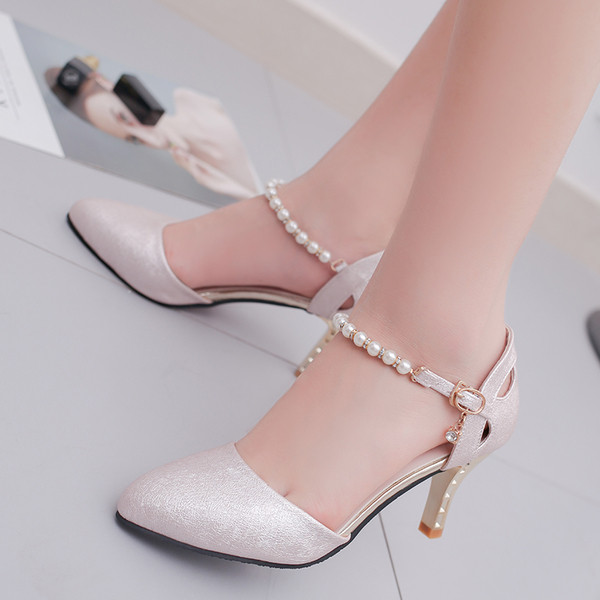 Sandale inchise delicate cu perle pe bareta si toc auriu in trei culori