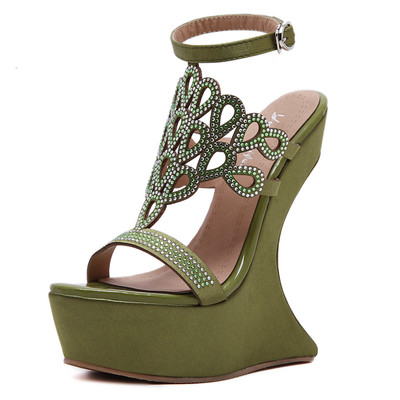 Női szandál díszítő kövekkel, magas emelvényen