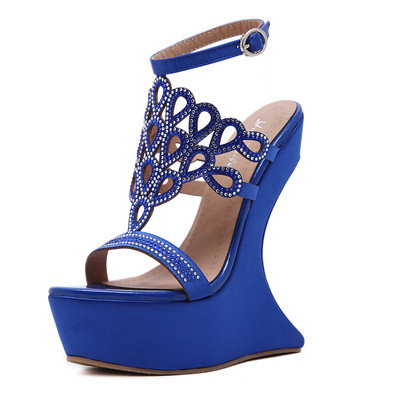 Női szandál díszítő kövekkel, magas emelvényen