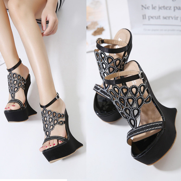 Női szandál díszítő kövekkel, magas emelvényen