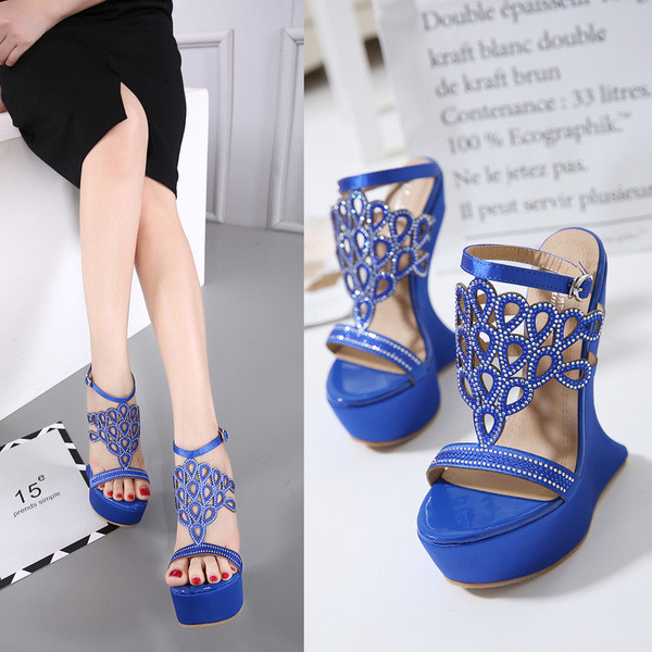 Női szandál díszítő kövekkel, magas emelvényen