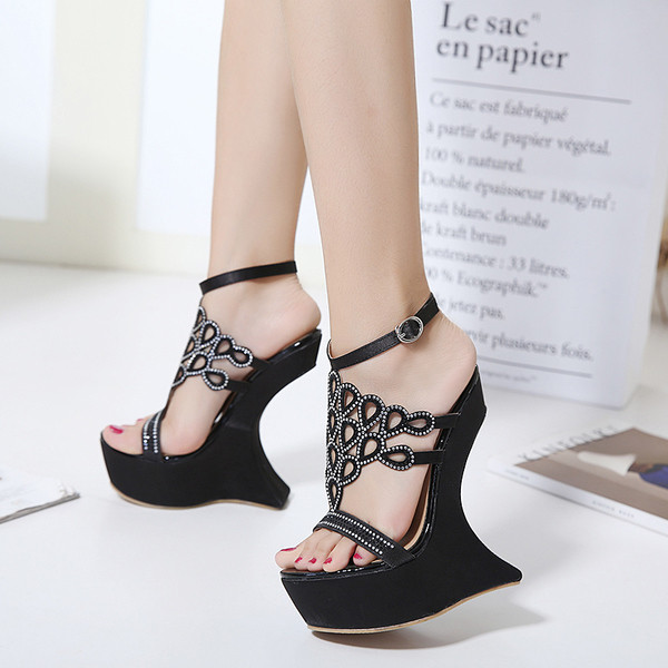 Női szandál díszítő kövekkel, magas emelvényen