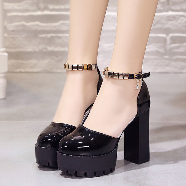 Női lakkcipő platform pántokkal, vastag magassarkúval, három színben