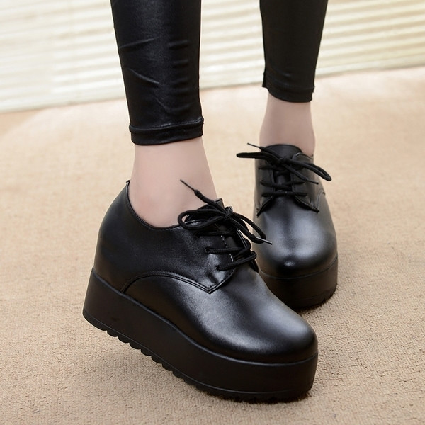 Μοντέρνα γυναικέια  δερμάτινα παπούτσια σε διάφορα μοντέλα και φερμουάρ