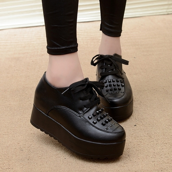 Μοντέρνα γυναικέια  δερμάτινα παπούτσια σε διάφορα μοντέλα και φερμουάρ