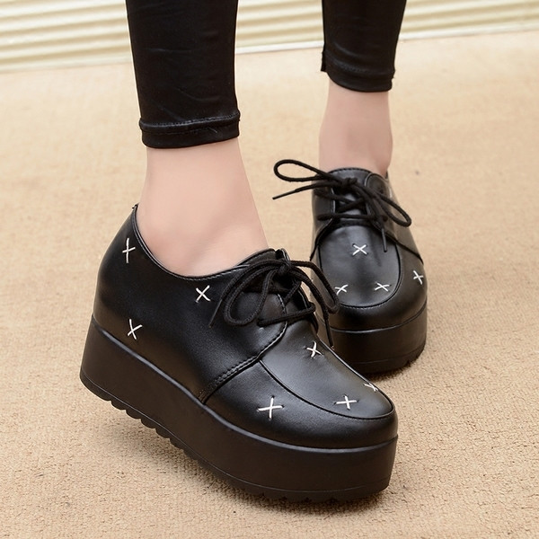 Μοντέρνα γυναικέια  δερμάτινα παπούτσια σε διάφορα μοντέλα και φερμουάρ