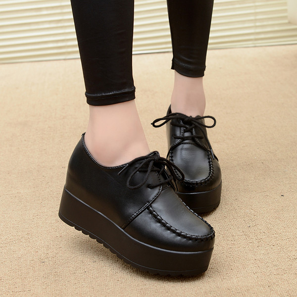 Μοντέρνα γυναικέια  δερμάτινα παπούτσια σε διάφορα μοντέλα και φερμουάρ