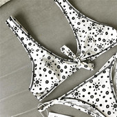 Stílusos kétrészes fürdőruha fehér színben motívumokkal