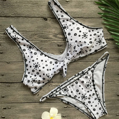 Stílusos kétrészes fürdőruha fehér színben motívumokkal