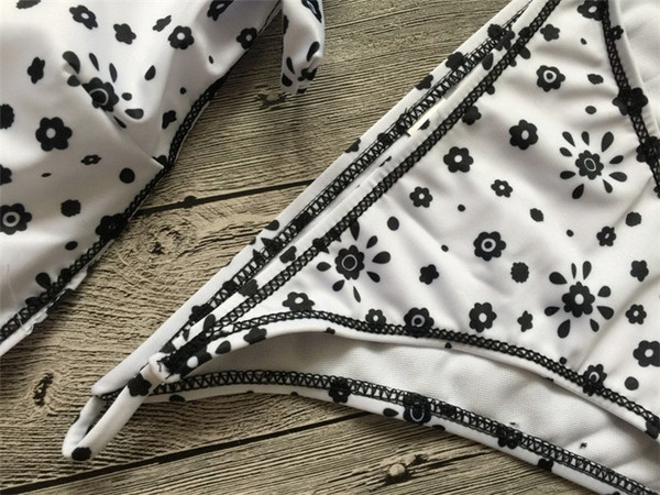 Stílusos kétrészes fürdőruha fehér színben motívumokkal