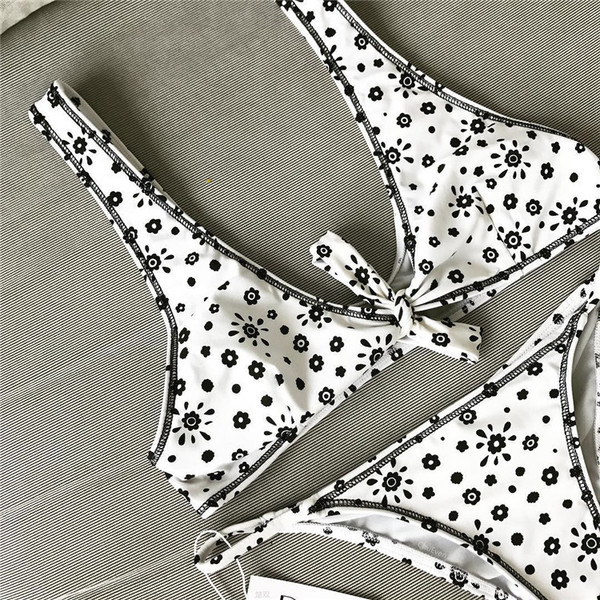 Stílusos kétrészes fürdőruha fehér színben motívumokkal