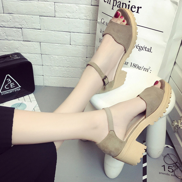 Nyári női szandál pántos strapabíró talppal és vastag sarokkal két színben