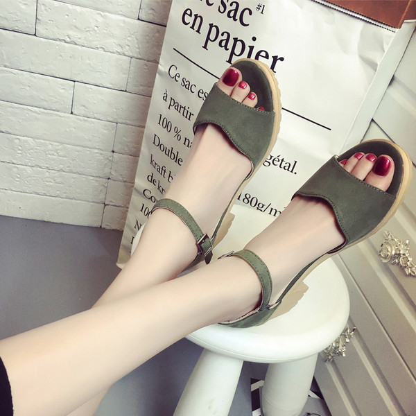 Nyári női szandál pántos strapabíró talppal és vastag sarokkal két színben