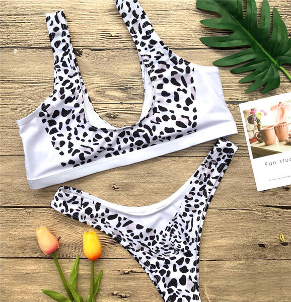 Kétrészes, leopárdmintás női fürdőruha, fehér színben