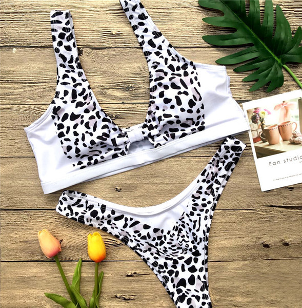 Kétrészes, leopárdmintás női fürdőruha, fehér színben