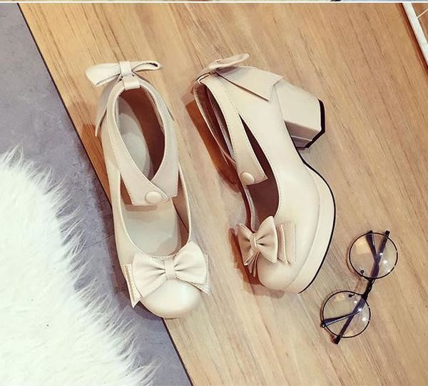 Γυναικεία παπούτσια με  κορδέλες  και με χαμιλό τακούνι