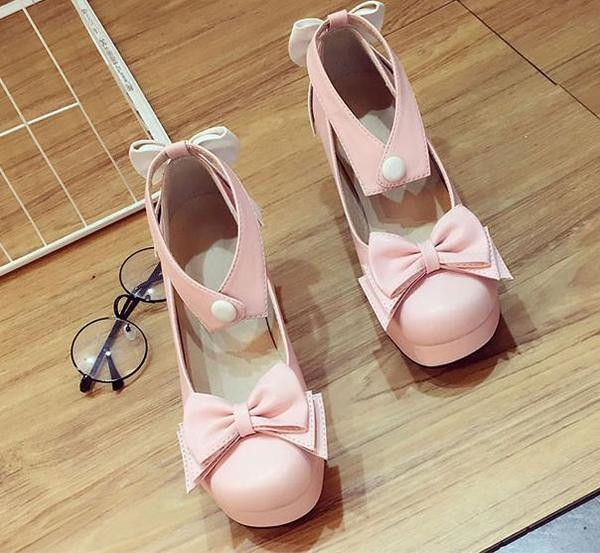 Γυναικεία παπούτσια με  κορδέλες  και με χαμιλό τακούνι