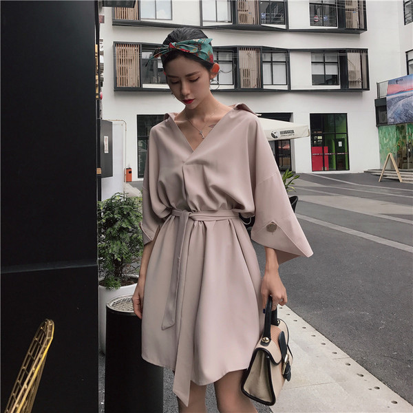 Stílusos női ruha V-nyakkal, 3/4-es ujjakkal, két színben