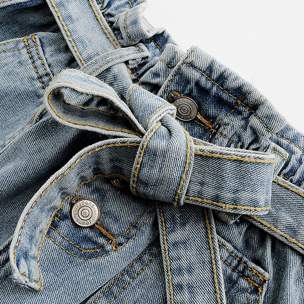 Női farmer rövidnadrág magas derékkal és övvel