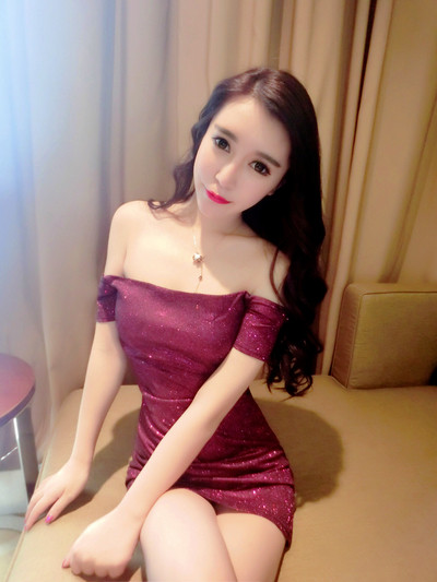 Stílusos, fényes női ruha ejtett váll