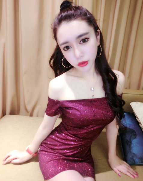 Stílusos, fényes női ruha ejtett váll