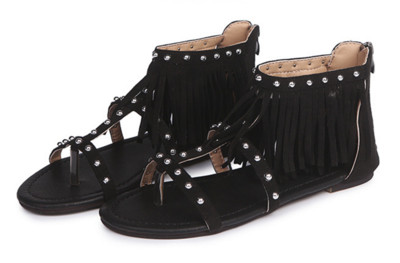 Γυναικεία σανδάλια σε τρία χρώματα με επίπεδη σόλα και με διακοσμητικά περιγράμματα