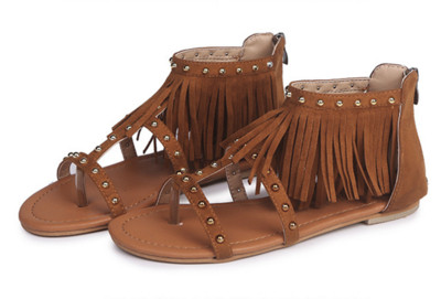 Γυναικεία σανδάλια σε τρία χρώματα με επίπεδη σόλα και με διακοσμητικά περιγράμματα