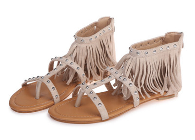 Γυναικεία σανδάλια σε τρία χρώματα με επίπεδη σόλα και με διακοσμητικά περιγράμματα