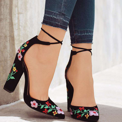 Pantofi de dama cu toc in culoare visiniu si bej - ascutiti si cu broderie