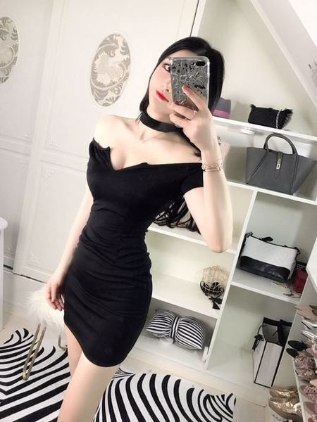 Stílusos női ruha V-nyakú piros és fekete színben