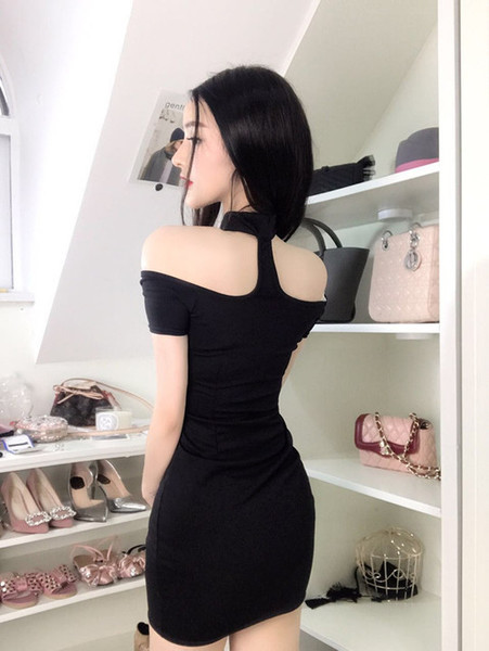 Stílusos női ruha V-nyakú piros és fekete színben