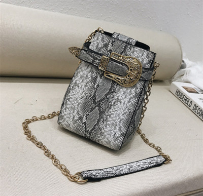 Κομψή, casual γυναικεία τσάντα μίνι σε τέσσερα χρώματα με διακοσμητικό κορδόνι και μεταλλική λαβή