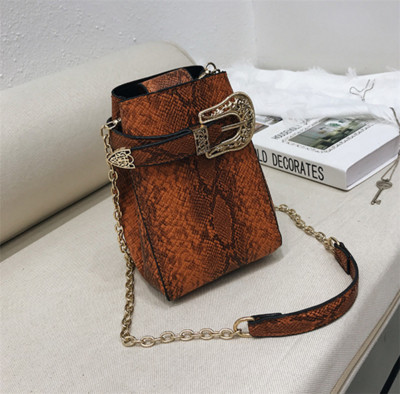 Κομψή, casual γυναικεία τσάντα μίνι σε τέσσερα χρώματα με διακοσμητικό κορδόνι και μεταλλική λαβή