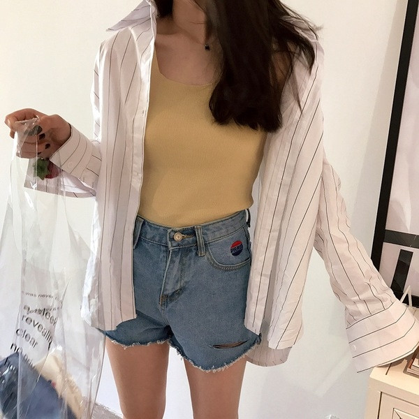 Szakadt rövid női farmer magas derékkal, két színben