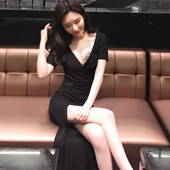 Κομψό  γυναικέιο φόρεμα  με μακρύ μανίκι και με ντεκολτέ σε σχήμα V με σχισμή σε μαύρο χρώμα