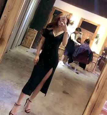 Κομψό  γυναικέιο φόρεμα  με μακρύ μανίκι και με ντεκολτέ σε σχήμα V με σχισμή σε μαύρο χρώμα